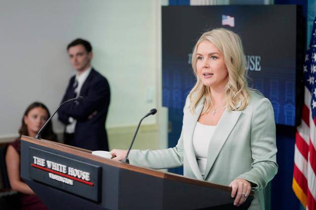 캐럴라인 레빗 미국 백악관 대변인이 9일 워싱턴 백악관에서 열린 기자회견에서 이스라엘의 카타르 내 하마스 공습에 대해 설명하고 있다. 워싱턴=AP 연합뉴스