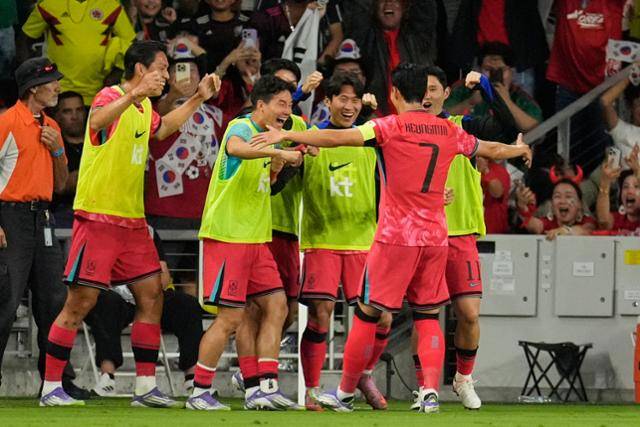 손흥민이 멕시코와 친선경기에서 후반 20분 동점 골을 넣은 후 동료들과 기쁨을 나누고 있다.내슈빌=AP 뉴시스