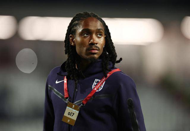 9일 세르비아 베오그라드의 스타디온 라이코 미티치에서 열린 2026 북중미 월드컵 유럽 예선 K조 6차전을 앞두고 경기장에 등장한 잉글랜드의 제드 스펜스. 베오그라드=로이터 연합뉴스