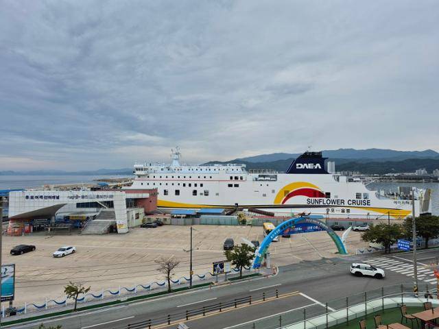 경북 울진군 후포면 후포항과 울릉도를 오가는 여객선 썬플라워크루즈호가 이달 운항을 중단해 8일 후포여객선터미널 주차장이 텅 비어 있다. 울진=김정혜 기자
