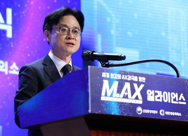 김정관 산업통상자원부 장관이 10일 서울 중구 웨스틴조선 호텔에서 열린 제조AX 얼라이언스 출범식에서 인사말을 하고 있다. 뉴스1