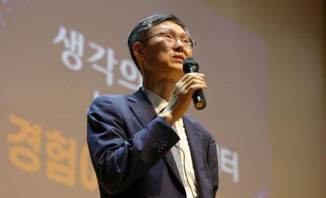 문형배 전 헌법재판소장 권한대행이 10일 서울 마포구 서강대학교에서 서강멘토링센터 '생각의 창' 특강, '법률가의 길'을 주제로 특별 강연을 하고 있다. 뉴시스