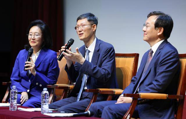 문형배(가운데) 전 헌법재판소장 권한대행이 10일 서울 마포구 서강대학교에서 '법률가의 길-헌법소원과 민주주의'를 주제로 특별강연을 마친 뒤 질의응답 시간을 갖고 있다. 왼쪽은 사회를 맡은 박영선 전 중소벤처기업부 장관, 오른쪽은 패널로 참석한 한동수 전 대검찰청 감찰부장. 뉴스1