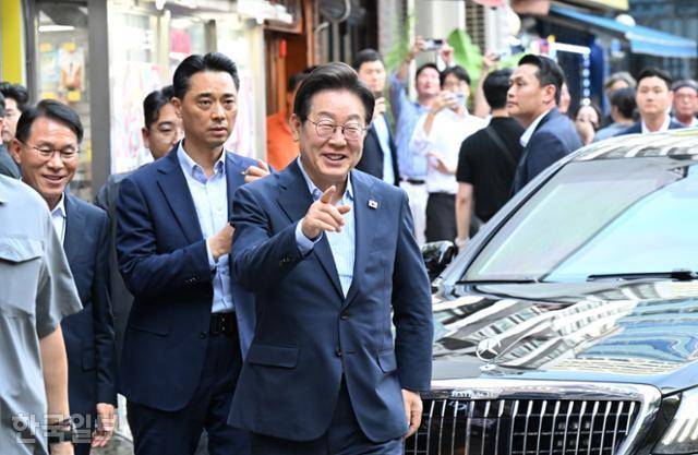 이재명 대통령이 지난 7월 11일 저녁 외식 행사를 갖기 위해 서울 종로구의 한 식당으로 걸어서 이동하고 있다. 왕태석 선임기자