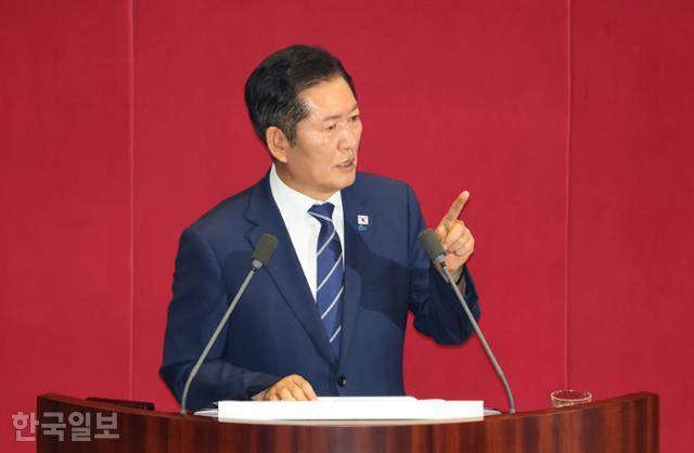 정청래 더불어민주당 대표가 9일 국회 교섭단체 대표연설에서 국민의힘 의원들을 향해 발언하고 있다. 고영권 기자