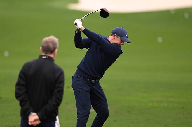 <yonhap photo-5186="">프랙티스 라운드를 소화하고 있는 로리 매킬로이.     게티이미지/AFP=연합뉴스 </yonhap>