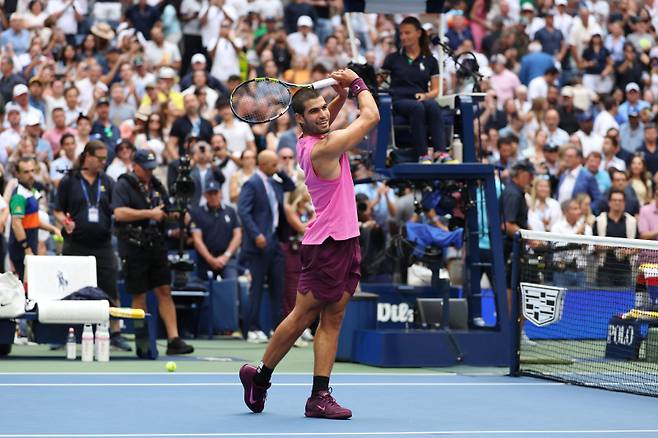 <yonhap photo-2882=""> 올해 US오픈 테니스대회 남자 단식 경기 중 스페인의 카를로스 알카라스가 관중석에 있는 스페인 출신 골프 스타 세르히오 가르시아를 발견하고는 테니스 라켓을 들고 골프 스윙을 해보이고 있다.   게티이미지/AFP=연합뉴스 </yonhap>