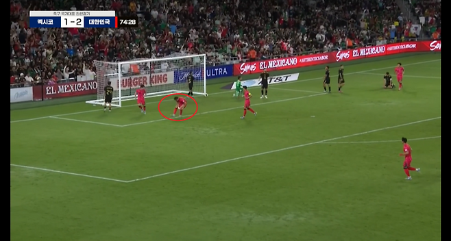 오현규(빨간 원)가 10일 미국 테네시주 내슈빌의 지오디스파크에서 열린 멕시코와의 친선경기서 역전 골을 터뜨린 뒤 세리머니 중 자신의 왼 무릎을 만지고 있다. 사진=쿠팡플레이 갈무리