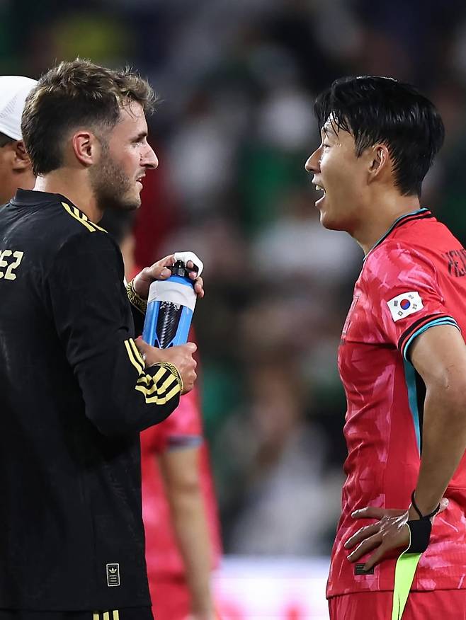 10일 친선전을 마친 뒤 대화를 나누고 있는 멕시코 히메네스(왼쪽)와 손흥민의 모습. 사진=LAFC SNS