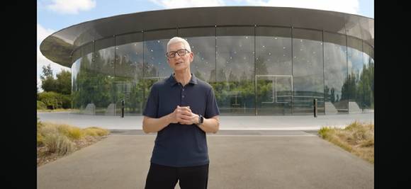 팀쿡 애플 CEO가 9일(현지시간) 미국 캘리포니아주 쿠퍼티노 애플 본사에서 '아이폰17 시리즈'를 소개하고 있다. [사진=애플 공식 유튜브 채널]