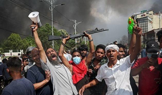 시위대가 정부에 대한 불만을 쏟아내고 있다. [사진=로이터/연합뉴스]