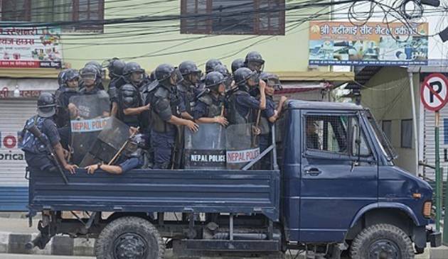 현지 경찰이 순찰을 하고 있다. [사진=AP/연합뉴스]