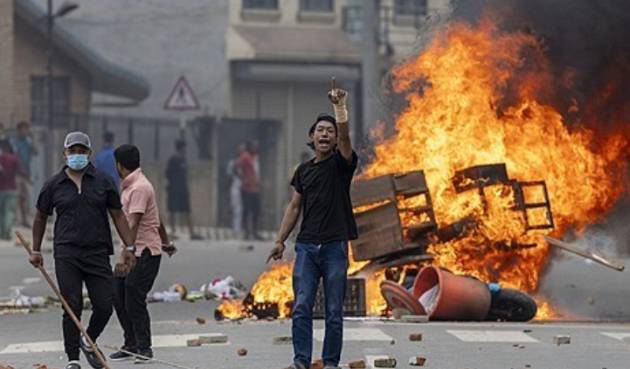 시위대 중 한 명이 손을 치켜들고 있다. [사진=AP/연합뉴스]