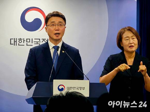 류제명 과학기술정보통신부 제2차관이 10일 오후 정부서울청사에서 KT 소액결제 침해사고 관련 브리핑을 진행하고 있다. [사진=안세준 기자]