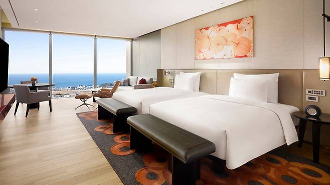 제주 드림타워 그랜드 하얏트 객실. (롯데관광개발 제공)