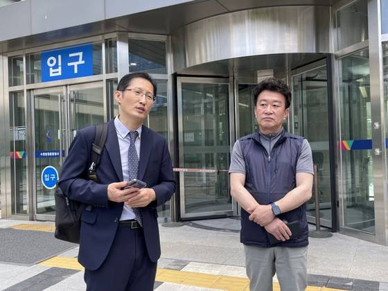 '이춘재 연쇄살인 사건' 중 9차 사건 용의자로 몰렸다가 또 다른 성범죄 사건에 연루돼 징역형을 선고받았던 고(故) 윤동일씨 친형인 윤동기씨(오른쪽)와 재심사건 변호인인 박준영 변호사가 지난해 9월 3일 취재진과 인터뷰하고 있다. 연합뉴스