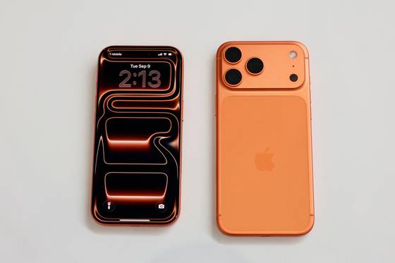 9일(현지시간) 캘리포니아 쿠퍼티노 애플 파크에서 열린 신제품 발표 행사에서 아이폰 프로가 공개됐다. 로이터=연합뉴스