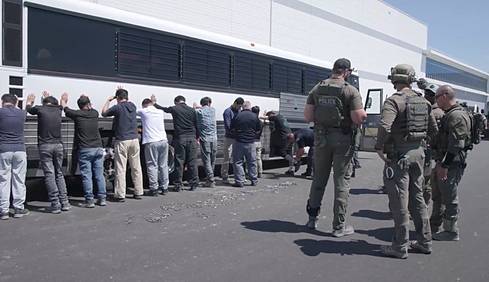 미국 이민 단속 당국이 지난 4일(현지시간) 조지아주 현대차그룹-LG에너지솔루션 합작 배터리 공장 건설현장에서 불법 체류자 단속을 하고 있다. 이민세관단속국(ICE) 영상 캡처