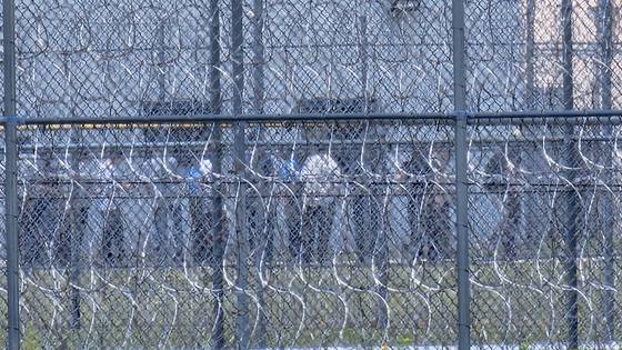 현지 시간 6일 미국 조지아주 포크스턴에 위치한 불법 체류자 구금 시설에서 지난 4일 체포된 한국인 근로자 300여명이 30여명씩 그룹을 나눠 추가 조사를 받기 위해 줄을 서 있다. 30도가 넘는 무더위 속에 이들은 푸른색 죄수복 하의를 착용했고, 손에는 서류를 한장씩 들고 있다. 포크스턴=강태화 특파원