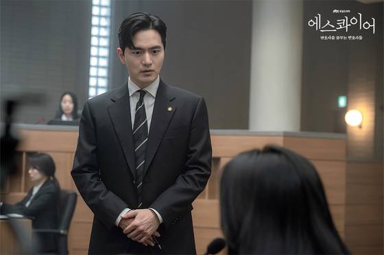 AI의 발전을 위협적으로 받아들이는 변호사들이 늘고 있다. 그러나 이해관계가 복잡하게 얽힌 사건을 AI가 정확하게 판단할 수 있을지 회의적인 시각도 있다. 사진은 JTBC 법정 드라마 ‘에스콰이어’의 한 장면. [사진 JTBC]