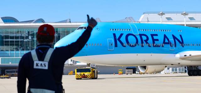 ▲ 미국 조지아주 현대차그룹-LG에너지솔루션 배터리 합작 공장 건설 현장에서 구금된 한국인들을 태울 대한항공 전세기가 10일 오전 인천국제공항 2터미널 계류장에서 이륙을 준비하고 있다. 2025.9.10 [공항사진기자단] 연합뉴스