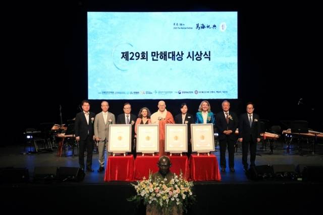 ▲ 제29회 만해대상 시상식이 10일 인제 하늘내린센터 대공연장에서 열려 수상자들과 내빈들이 기념촬영을 하고 있다.