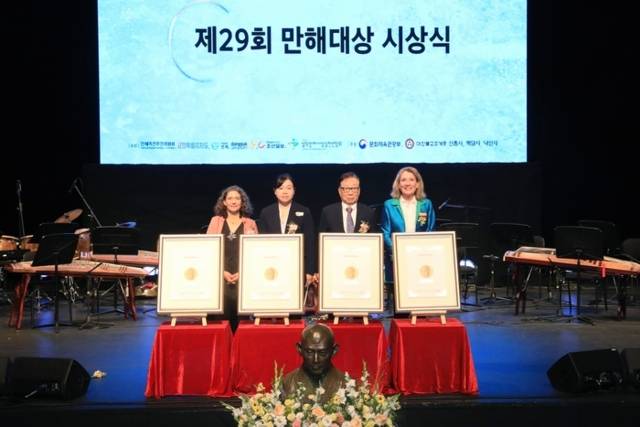 ▲ 제29회 만해대상 시상식이 10일 인제 하늘내린센터 대공연장에서 열려 수상자들이 기념촬영을 하고 있다.