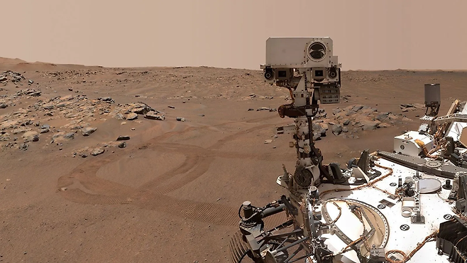 화성 표면을 탐사 중인 ‘퍼서비어런스’ 모습. NASA 제공