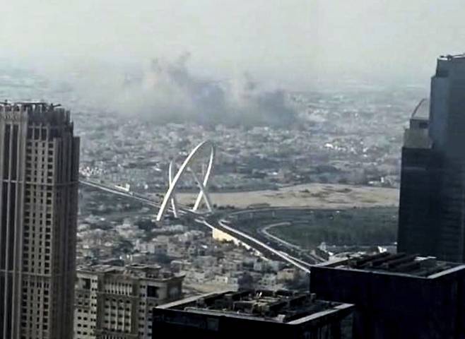 9일(현지시간)  카타르 도하에서 이스라엘의 공습으로 추정되는 폭발로 연기가 치솟고 있다. AP연합뉴스