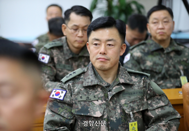 문상호 전 국군정보사령관이 지난해 12월10일 국회 국방위원회에서 열린 12·3 불법 계엄 사태 관련 긴급현안질의에서 굳은 표정을 짓고 있다. 박민규 선임기자