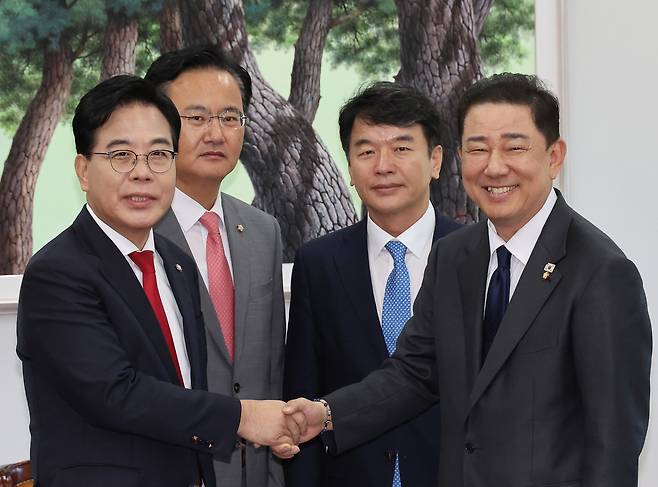 더불어민주당 김병기 원내대표와 문진석 원내운영수석부대표, 국민의힘 유상범 원내운영수석부대표와 송언석 원내대표(오른쪽부터)가 쟁점 법안 처리를 논의하기 위해 10일 국회 운영위원장실에서 만나고 있다. 연합뉴스