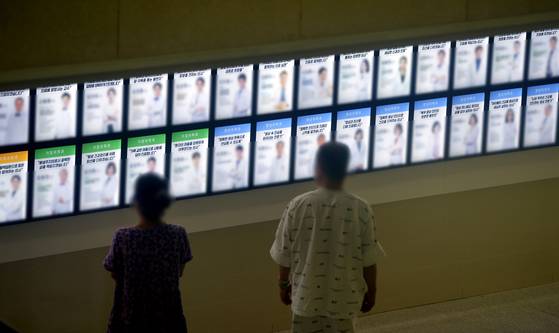 Patients at a university hospital in Daejeon are seen on Sept. 1. [KIM SUNG-TAE]