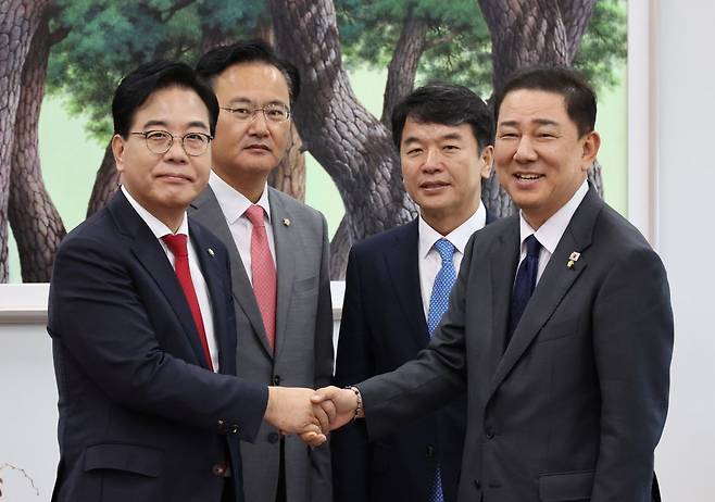 송언석(왼쪽) 국민의힘 원내대표와 김병기 더불어민주당 원내대표가 10일 오후 서울 여의도 국회에서 악수를 하고 있다. 왼쪽부터 국민의힘 송 원내대표와 유상범 원내운영수석부대표, 더불어민주당 문진석 원내운영수석부대표와 김 원내대표. 뉴시스
