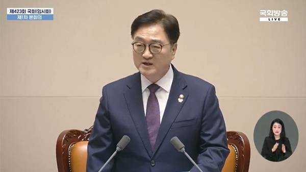 ▲ 국회방송에서 근무할 당시 박지연 수어통역사 모습(왼쪽 아래). 사진=국회방송 갈무리