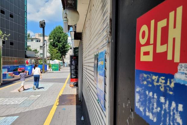 광주 동구 충장로 일대에 공실률이 증가하면서 임대 가게들이 늘고 있다.