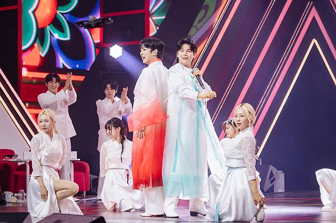 시원한 보컬로 국악풍 정통 트로트 '한량가'를 선보인 한국팀 최수호(왼쪽)와 김준수.  MBN