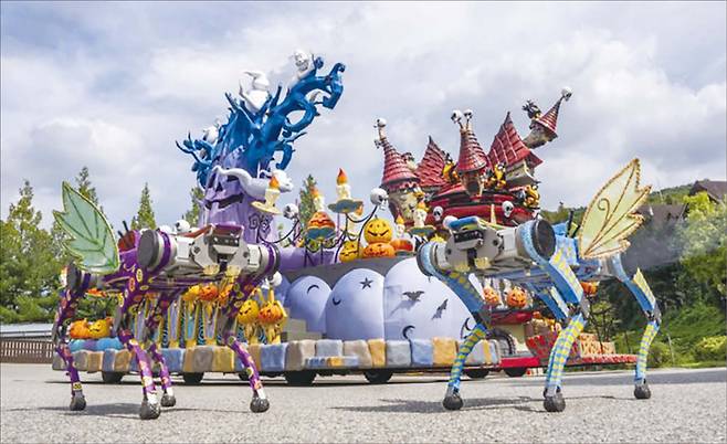 에버랜드 가을축제 기간 인공지능(AI) 보행 기능을 탑재한 4족 보행 로봇이 국내 최초로 퍼레이드에 참여한다. 레인보우로보틱스가 개발한 ‘RBQ 시리즈’ 2대가 에버랜드 ‘스마일리 펌킨 퍼레이드’ 행렬 선두에 서서 다양한 퍼포먼스를 펼칠 예정이다. (레인보우로보틱스 제공)