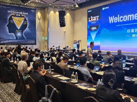 이제영 부광약품 대표가 지난 6일 라투타 출시 1주년 심포지엄 행사에서 정신건강의학과 전문의들에게 인사말을 전하고 있다./사진=부광약품