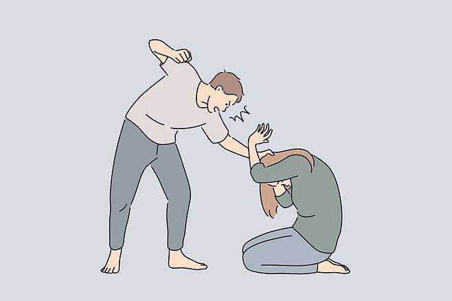 남편 폭언에 지쳐 다른 남성과 데이트한 아내가 남편으로부터 폭행당하고, 자신이 마련한 신혼집과 어린 딸을 빼앗길 것 같다고 토로했다./사진=이미지투데이