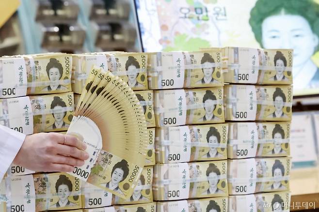 (서울=뉴스1) 민경석 기자 = 기준금리 인하와 유동성 공급 등으로 시중에 풀린 현금이 사상 처음 200조 원 돌파를 눈앞에 두게 됐다.  19일 한국은행에 따르면 지난달 말 화폐발행잔액은 전월 대비 6조 4463억 원 증가한 199조 5982억 원으로, 이 중 5만원권은 금액 기준 89%, 장수 기준 49%를 차지했다.  이날 서울 중구 하나은행 위변조대응센터에서 직원이 5만원권을 펼쳐 보이고 있다. 2025.2.19/뉴스1  Copyright (C) 뉴스1. All rights reserved. 무단 전재 및 재배포,  AI학습 이용 금지. /사진=(서울=뉴스1) 민경석 기자