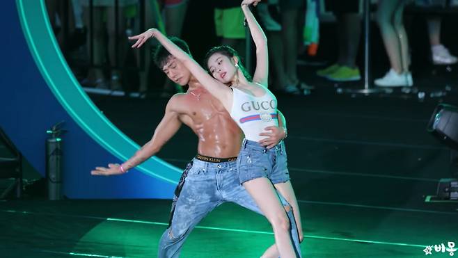 2018년 '워터밤'에서 선미가 댄서 차승현과 무대를 선보이고 있다. /사진=유튜브 갈무리