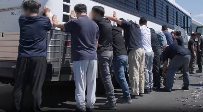 미국 이민세관단속국(ICE)이 5일(현지시간) 홈페이지를 통해 전날 조지아주 현대차그룹-LG에너지솔루션의 합작 배터리 공장 건설현장에서 벌인 불법체류·고용 단속 현장 영상을 공개했다. /사진= ICE 홈페이지 영상 갈무리