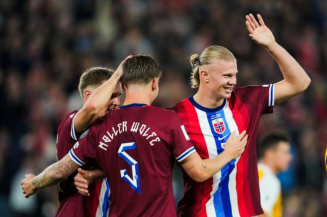 엘링 홀란드가 5골 2도움을 올리며 노르웨이의 2026 국제구연맹 북중미월드컵 유럽 예선 5연승을 이끌었다. 사진은 노르웨이 축구 대표팀에서 활약 중인 홀란(오른쪽)의 모습. /사진=로이터