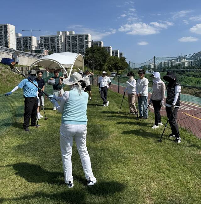 도봉구 주민들이 녹천교 파크골프장에서 스윙 연습을 하고 있다. 도봉구청 제공