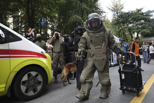 경찰특공대와 군부대 폭발물 처리반이 폭발물을 처리하고 있다. 기사와 직접 관련이 없는 사진. 연합뉴스