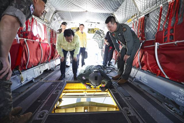 이두희 국방부 차관이 10일 육군 항공사령부를 방문해  산불헬기 점검을 하는 가운데 항공정비사가 치누크 헬기에서  물투하 준비 모습을 육상에서 시연하고 있다. 국방일보 제공