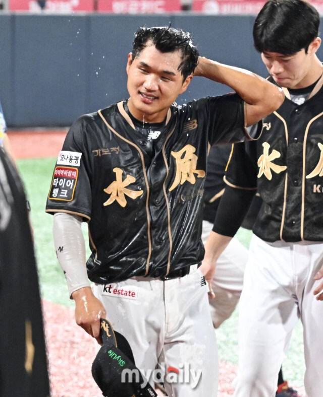 9일 오후 경기도 수원시 조원동 수원KT위즈파크에서 열린 '2025 프로야구 KBO리그' KT위즈와 두산베어스의 경기. KT 안치영이 수훈선수 인터뷰를 한 뒤 물세례를 받고 있다./수원=송일섭 기자