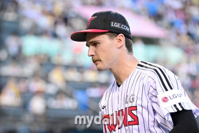 2025년 8월 30일 오후 서울 잠실구장에서 열린 '2025 신한 SOL뱅크 KBO 리그' 키움 히어로즈와 LG 트윈스의 경기. LG 선발투수 톨허스트가 3회초 투구를 마친 뒤 더그아웃으로 들어가고 있다./마이데일리