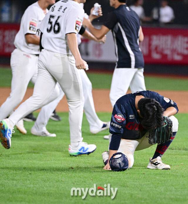2025년 9월 3일 오후 경기도 수원KT위즈파크에서 열린 '2025 신한 SOL뱅크 KBO 리그' 롯데 자이언츠와 KT 위즈의 경기. 롯데 3루수 박찬형이 9회말 1사 만루서 KT 장진혁의 3루수 앞 땅볼 타구 때 홈 송구 실책을 하며 8-9로 패한 뒤 허탈해하고 있다./마이데일리