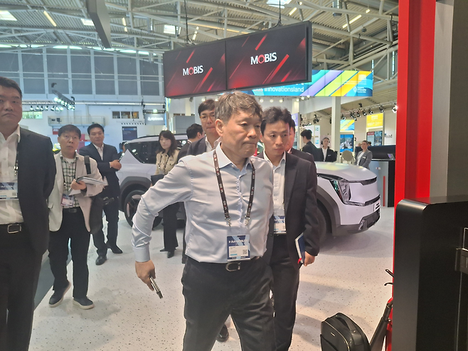 이규석 현대모비스 사장이 8일(현지시간) 뮌헨에서 열린 IAA 2025 현대모비스 부스를 둘러보고 있다. [뮌헨=김성우 기자]
